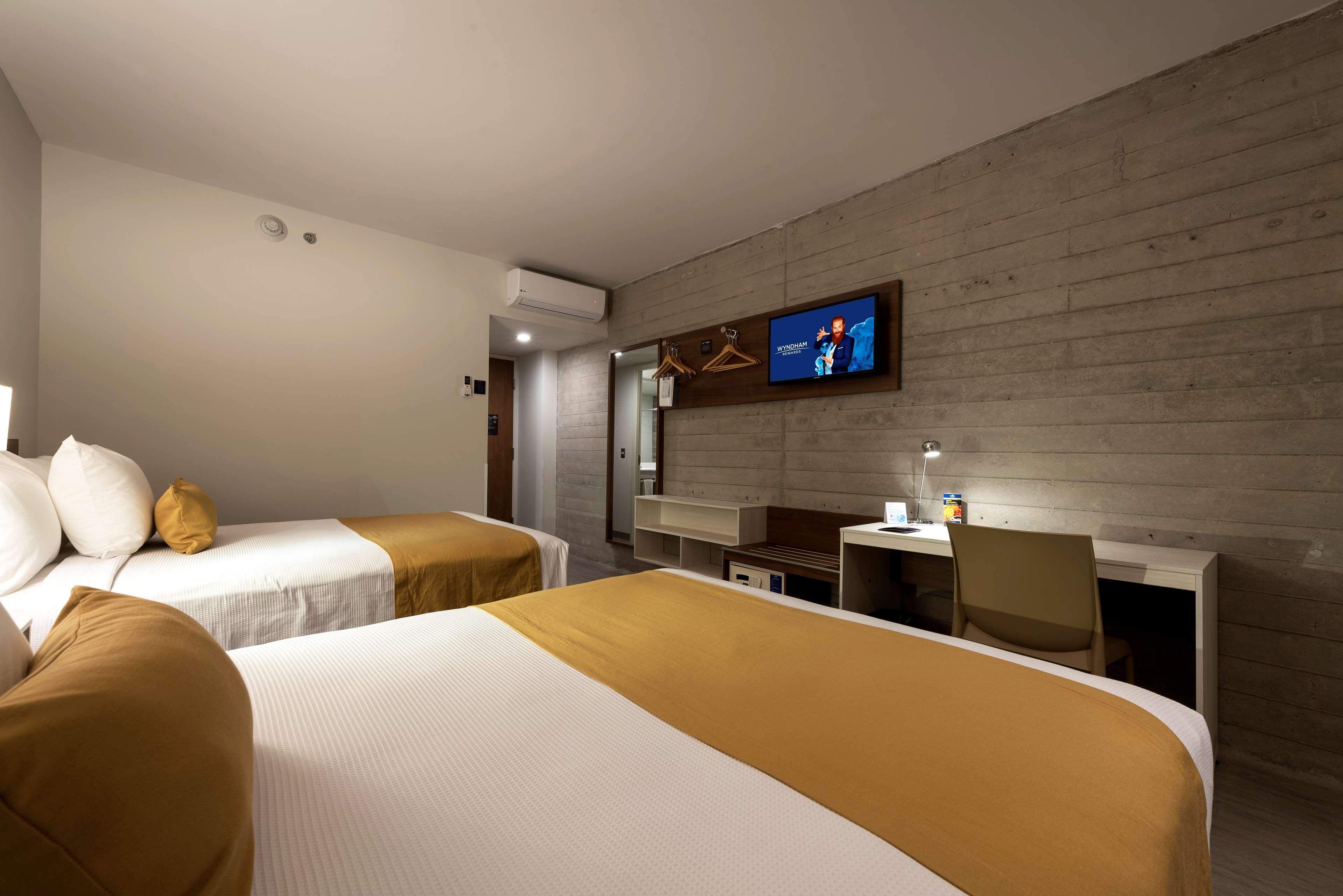 Microtel Inn & Suites By Wyndham San Luis Potosi Bagian luar foto