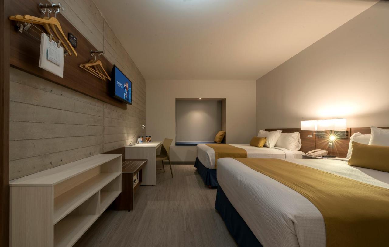 Microtel Inn & Suites By Wyndham San Luis Potosi Bagian luar foto