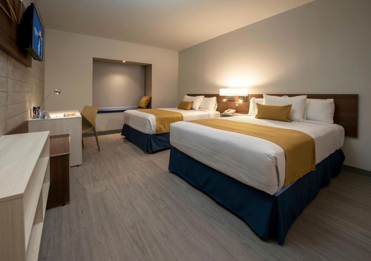 Microtel Inn & Suites By Wyndham San Luis Potosi Bagian luar foto